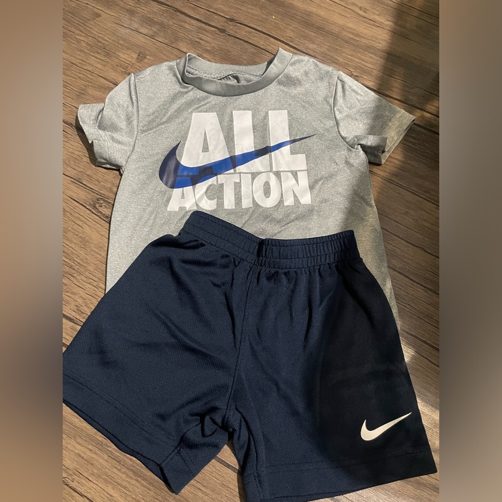 Preowned two piece Nike set size 2T